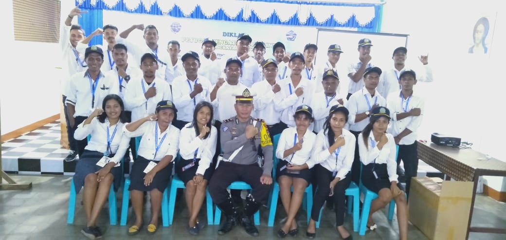 Dikyasa Satuan Lantas Polres Flotim Memberikan Pelatihan Teknik Pengaturan Lalu Lintas