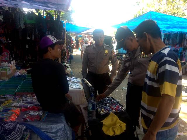 KBO Binmas Ipda G. Felik Fernandez Bersama Anggota Lakukan Sambang dan Penggalangan di Pasar Oka