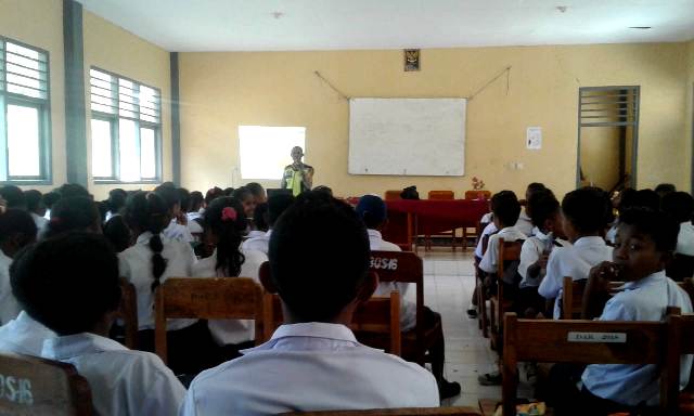 Jadi Pemateri Saat MOS Bripka Yulius Yuliyanto S.Turu Berikan Materi Kenakalan Remaja dan Narkoba