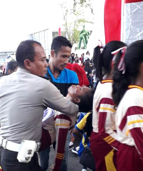 Personil Polres Flotim Peduli Puluhan Peserta Gerak Jalan Yang Pingsan di Garis Finish