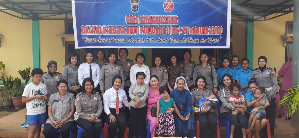 Dalam Rangka HUT Polwan dan HKGB, Polwan Polres Flotim dan Bhayangkari Cabang Flotim Anjangsana ke Panti Asuhan Alma Bhakti Luhur Cabang Larantuka