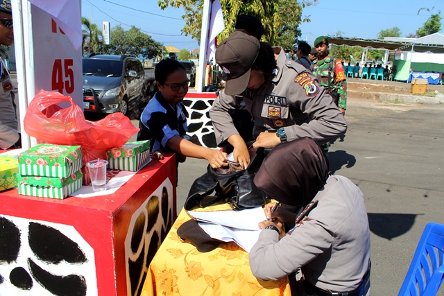 Perketat Pengaman, Polres Flotim Lakukan Pemeriksaan Badan dan Barang Bawaan di Pintu Masuk Gedung DPRD Kab. Flotim