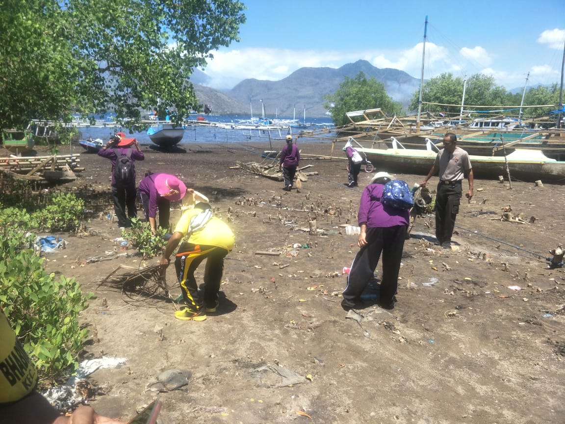 PEDULI  LINGKUNGAN, POLSEK  TITEHENA BERSAMA BHAYANGKARI  RANTING BERSIHKAN PANTAI LEWOLAGA DALAM RANGKA  PERINGATI  HKGB  2019