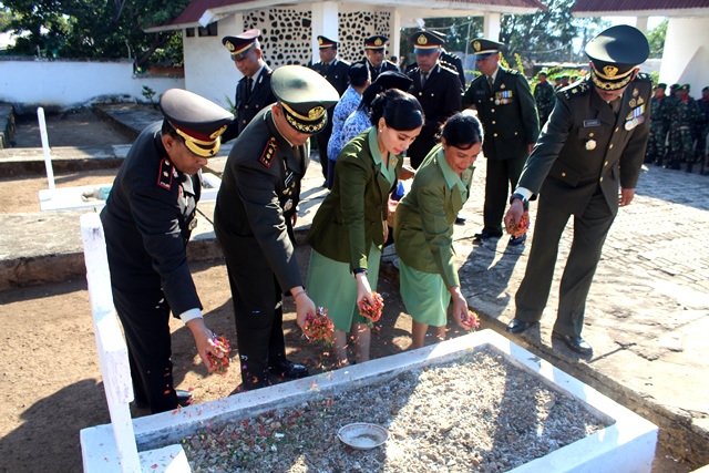 Tabur Bunga, Polres Flotim Ikuti Upacara di TMP Lapak Tanah Larantuka