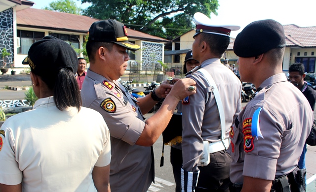 Pasang Pita, Polres Flotim Laksanakan Apel Gelar Pasukan Opersi Zebra 2019