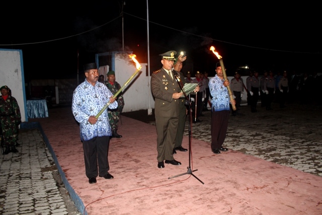 Upacara Apel Kehormatan Renungan Suci di TMP Larantuka