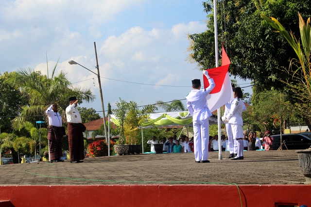 Upacara Memperingati Hari Pahlawan di Kantor Bupati