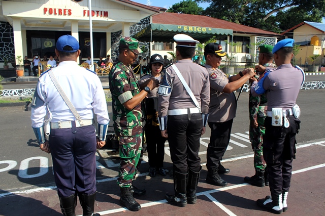 Didampingi Kasdim 1624 Kapolres Flotim Pimpin Gelar Pasukan Operasi Lilin Turangga 2019