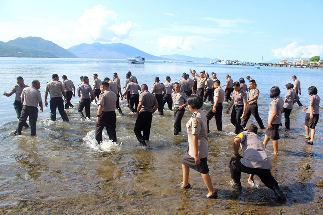 Berseragam lengkap, sebanyak 46 Personel Polres Flotim Berendam di laut