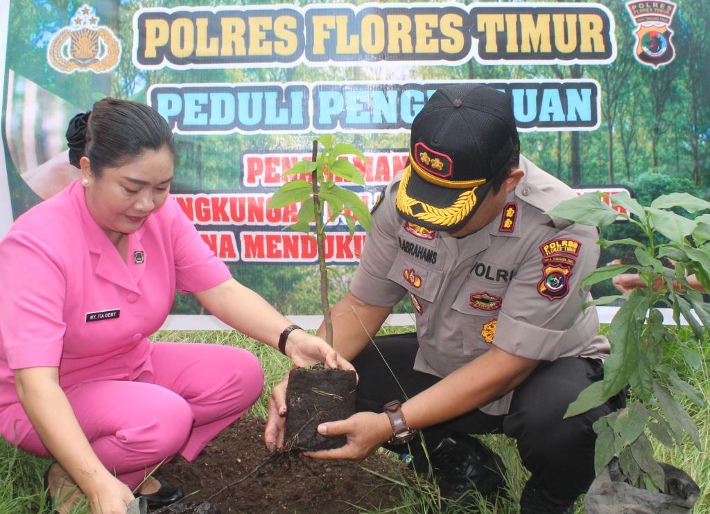 POLRES FLORES TIMUR MEMOTORI KEGIATAN PENGHIJAUAN