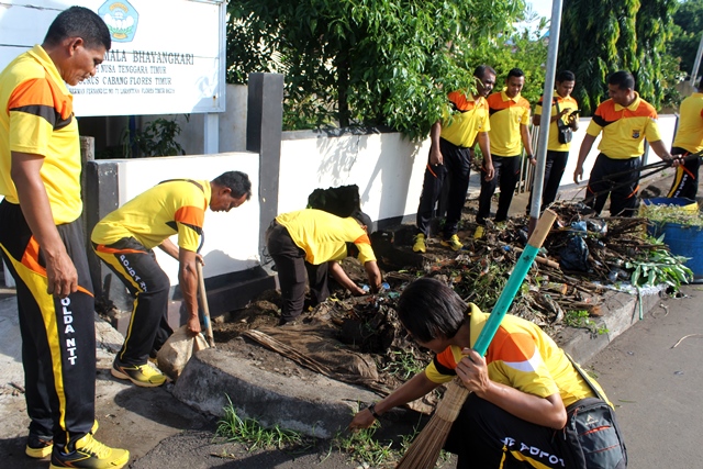 Mengantisipasi Musim Hujan, Anggota Polres Flotim Bersihkan Selokan