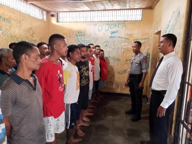 Pastikan Tahanan Sehat dan Lengkap, Kasat Tahti Polres Flotim Cek Tahanan