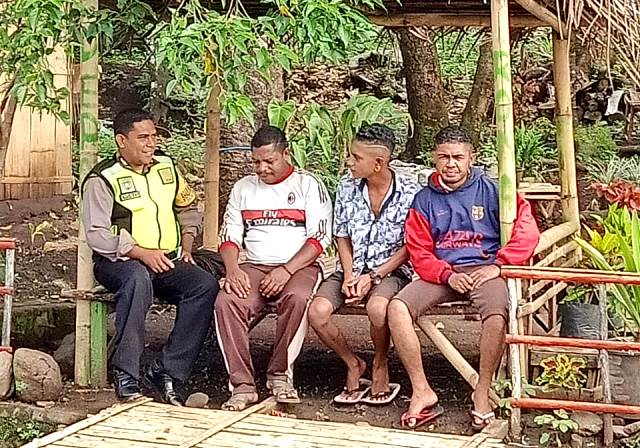 Sambil Bercanda, Bhabinkamtibmas Bripka Agustinus Fay Sampaikan Himbauan Kamtibmas