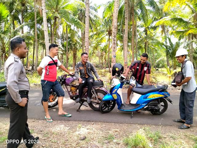 Rutin, Bhabinkamtibmas Bripka Taufiq Suwadi Lakukan Patroli Dialogis di Desa Binaanya