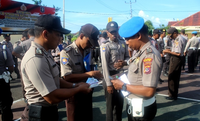 Propam Polres Flotim Lakukan Cek Kelengkapan Surat dan Sikap Tampang Anggota