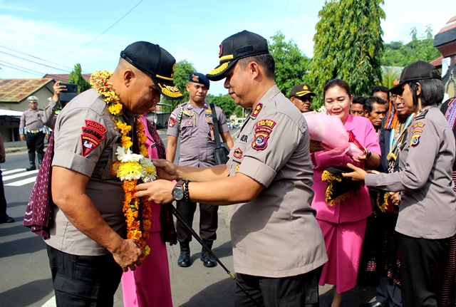 Pengalungan Selendang dan Bunga, Kapolda NTT Irjen Pol Drs. Hamidin Saat Kunker di Polres Flotim