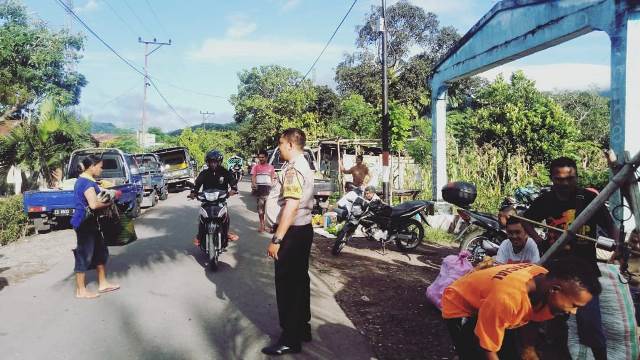 Bhabinkamtibmas Bripka Agustinus Fay Lakukan Patroli di Seputaran Pasar