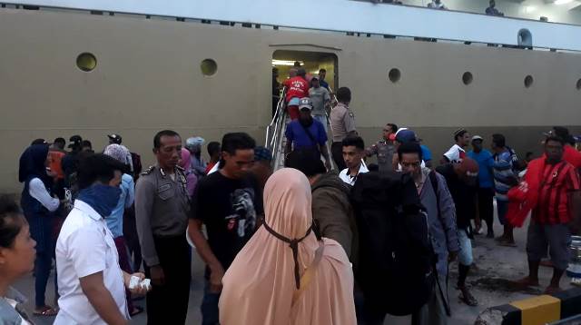 Anggota Pospol Kp3 Laut Lakukan Pengamanan Kedatangan dan Keberangkatan Kapal Lambelu