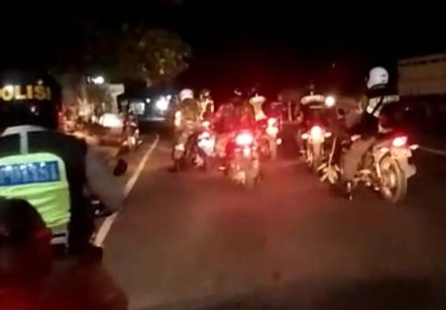 TNI - POLRI Bersama Pemerintah Lakukan Patroli Malam Hari Guna Mencegah Penyebaran Covid - 19