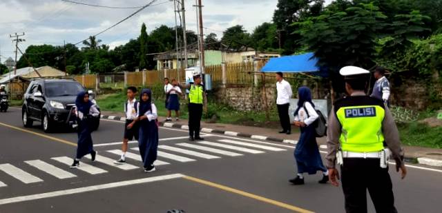 Sudah Menjadi Rutinitas, Sat Lantas Polres Flotim Lakukan Pengaturan Lalu Lintas
