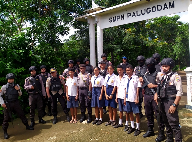 Kunjungan Personil Polres Lembata Yang Tergabung Dalam PAM Konflik Sandosi di SMPN Palu Godam