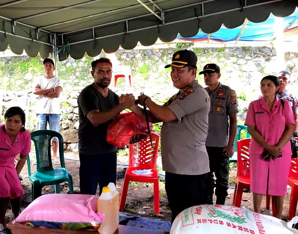 Silahturahmi Kapolres Flotim Bersama Ibu Bhayangkari Ranting Adonara Kepada Keluarga Korban Kasus Bentrokan Antar Suku Kwaelaga dan Suku Lamatokan di Desa Sandosi