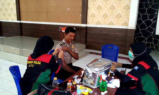 Lanjutan, Polres Flotim Laksanakan Kegiatan Vaksinasi Hepatitis B