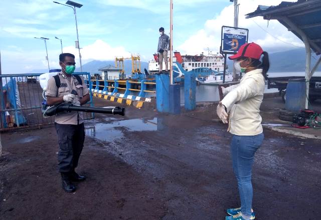 Cegah Penyebaran Virus Corona, Polres Flotim Bersama Instansi Terkait Lakukan Penyemprotan Desinfektan dan Pengukuran Suhu Terhadap Penumpang Kapal KMP Ile Labalekan