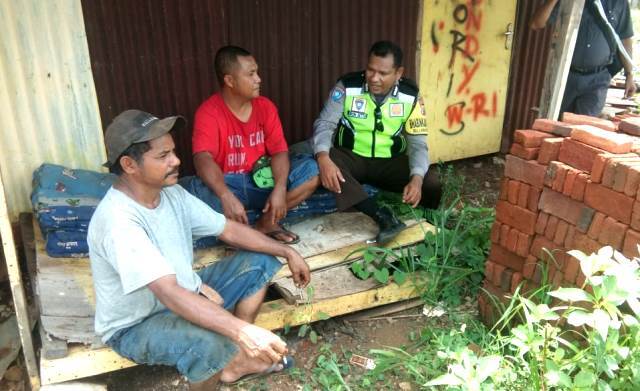 Sambangi Warga Binaannya, Bhabinkamtibmas Kelurahan Larantuka Sampaikan Pesan Kamtibmas