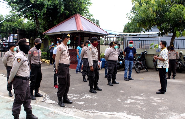 Polres Flotim Lakukan Pengamanan Agenda Sidang Pembacaan Dakwaan Kasus Penganiayaan Oleh FNB