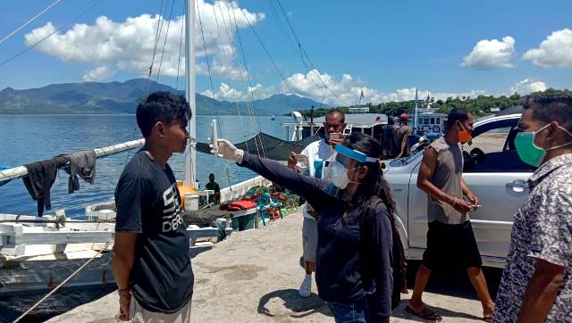 Pengukuran Suhu Tubuh Serta Pendataan Terhadap Masyarkat Yang Datang Dari Luar Daerah Oleh Bhabinkamtibmas Bersama Instansi Terkait