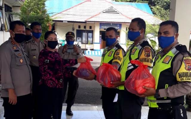 Peduli Kepada Warga Yang Kurang Mampu Ditengah Pandemi Covid-19, Polres Flotim Melalui Bhabinkamtibmas Berikan Bantuan Sembako