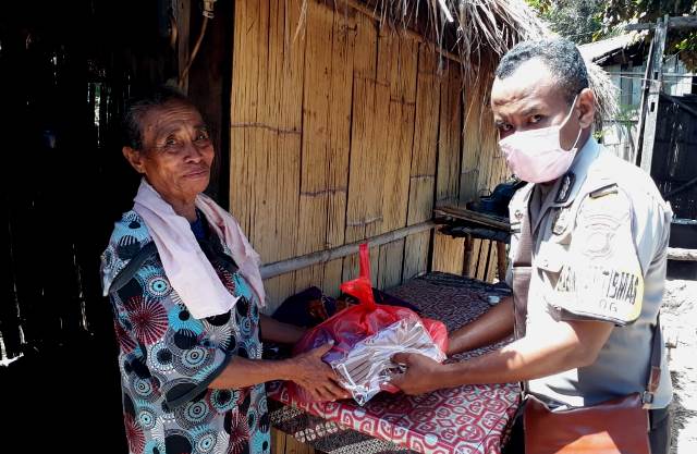 Bhabinkamtibmas BRIGPOL  A.Y Don Bosko Distribusikan Bantuan Sembako dan Masker Kepada Warga Desa Lamika