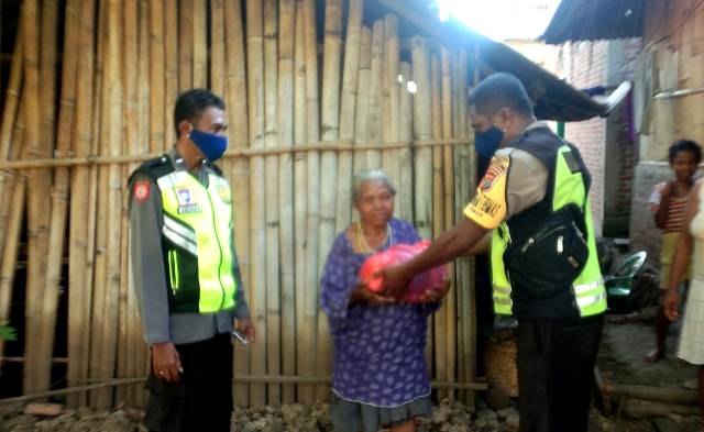 Bhabinkamtibmas Kec. Tanjung Bunga Sambang Sekaligus Pendistribusian Bantuan Berupa Sembako dan Masker Pada Warga Kurang Mampu