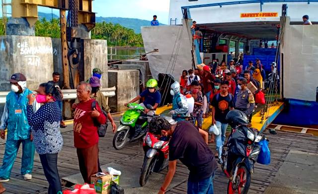 Cegah Corona, Penyemprotan Disinfektan oleh Satgas Gugus Tugas Covid-19 Bersama Bhabinkamtibmas Bripka Kornelius Miha Galla