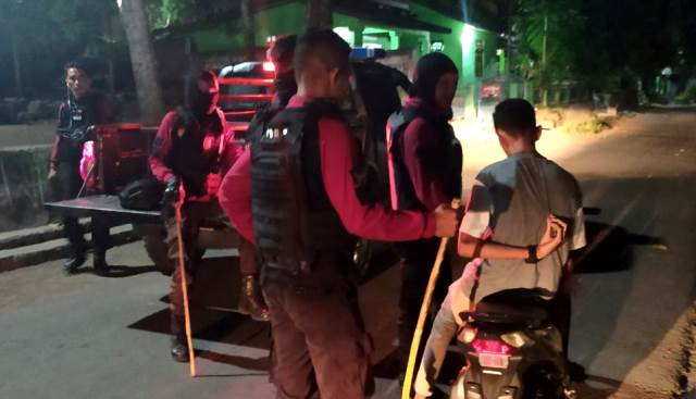 Patroli Sekaligus Pembubaran Kerumanan Massa Ditempat Umum Oleh Satgas Gugus Tugas Covid-19 Flotim