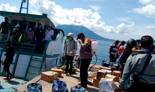 Upaya Cegah Virus Covid 19, Kapospol Solor Barat Bersama Anggota Lakukan Penyemprotan Desinfektan Di Pelabuhan Pamakayo
